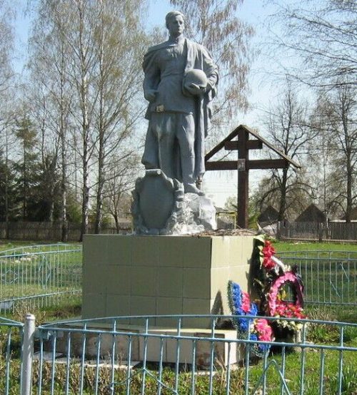 с. Боголюбово Холм-Жирковского р-на. Памятник, установленный на братской могиле, в которой похоронено 1467 советских воинов.
