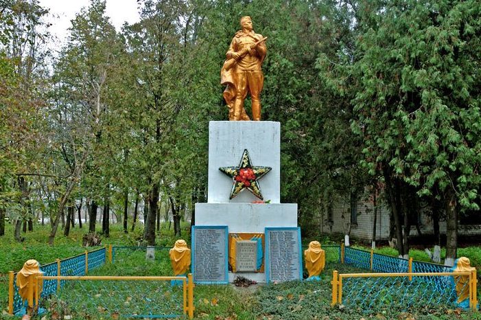 с. Яроши Глобинского р-на. Памятник, установленный на братской могиле, в которой похоронено 27 советских воинов, погибших в боях за село. 