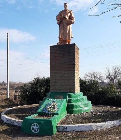 с. Яроши Глобинского р-на. Памятник, установленный в 1959 году на братской могиле, в которой похоронены советские воины.