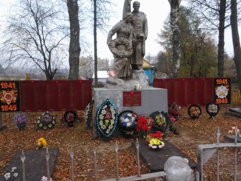 с. Владимирское Холм-Жирковского р-на. Памятник, установленный на братской могиле, в которой похоронено 338 советских воинов.