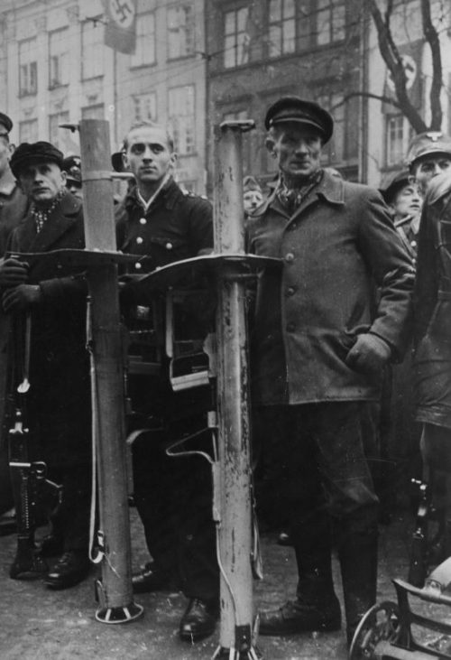 Ополченцы фольксштурма во время церемонии присяги в Данциге. Ноябрь 1944 г.