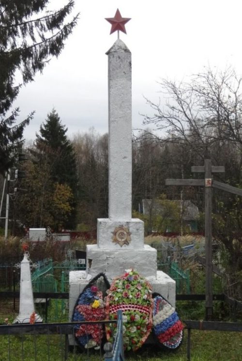 ст. Игоревская Холм-Жирковского р-на. Памятник, установленный на братской могиле, в которой похоронен 31 советский воин.