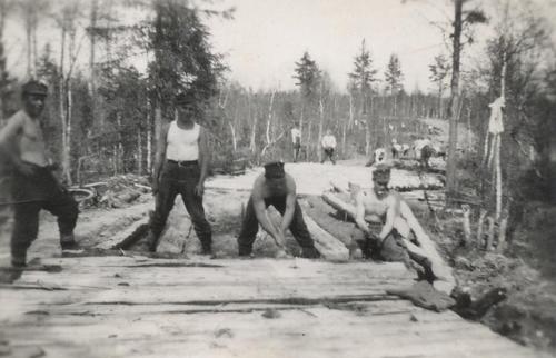 Финские солдаты строят деревянную дорогу. 1942 г.