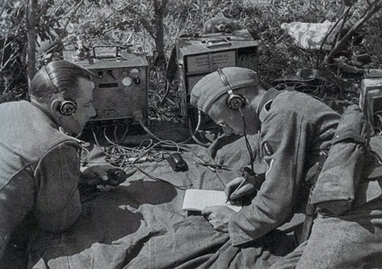 Отделение радиосвязи в «Волховском котле». 1942 г.