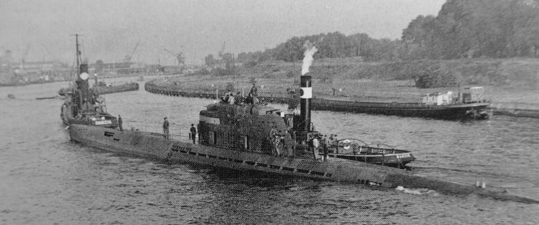 Немецкая подводная лодка типа XXI и буксиры в порту Данцига 1944 г.