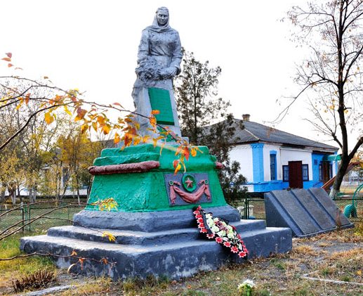  с. Александровка Гребёнковского р-на. Памятник, установленный на братской могиле, в которой похоронены советские воины.