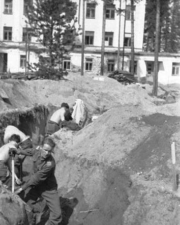 Финские солдаты копают траншею в Кархумяки. 1942 г.
