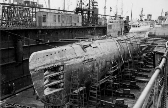 Подлодка U-3503 во время строительства в Данциге. 1944 г. 