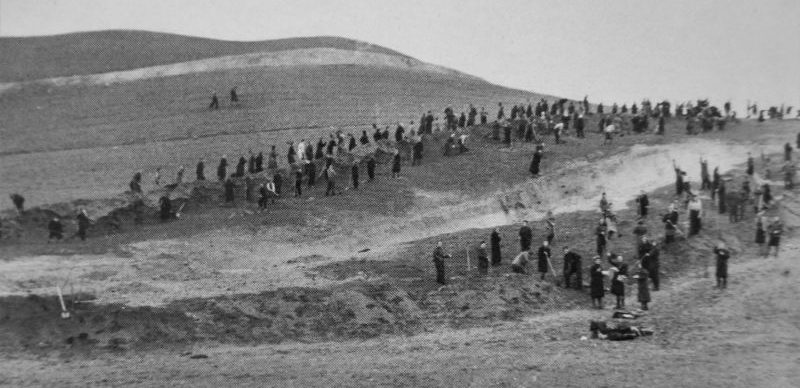 Мирные жители на строительстве оборонительной линии под Данцигом. Осень 1944 г.