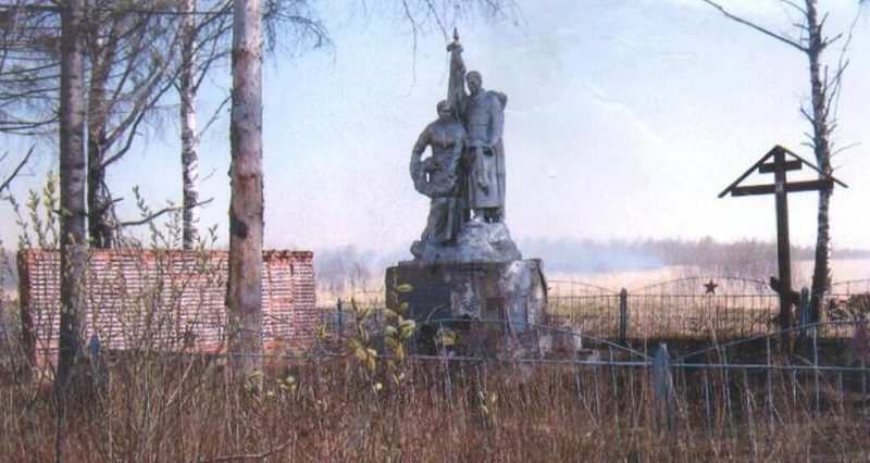д. Корытня Холм-Жирковского р-на. Памятник, установленный на братской могиле, в которой похоронено 1118 советских воинов.
