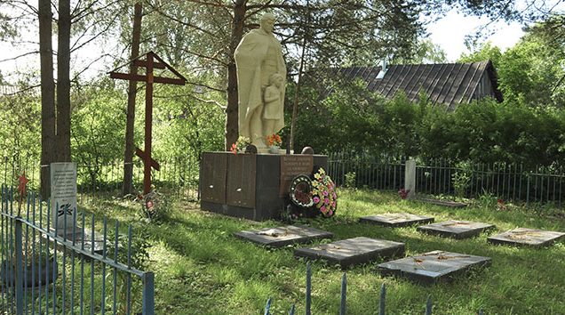 д. Пигулино Холм-Жирковского р-на. Памятник по улице Грибоедова, установленный на братской могиле, в которой похоронено 307 советских воинов.
