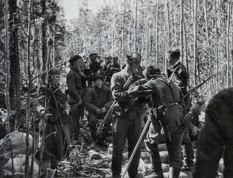 Колонна советских военнопленных в «Долине смерти». 1942 г. 
