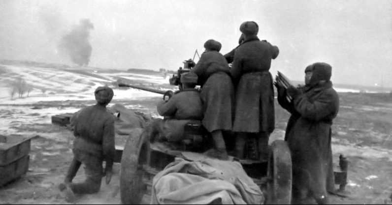 Расчет зенитчиков ведет огонь из 37-мм автоматической зенитной пушки в районе Данцига. Февраль 1945 г. 