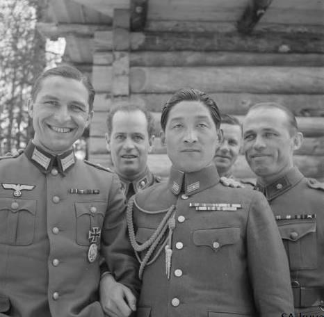 Офицеры сил «Оси» посещают базу артиллерийских войск «Сотиласкоти». Ухтуа, 5 апреля 1943 г.