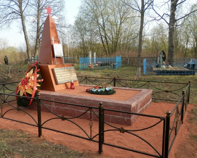 д. Печки Руднянского р-на. Памятник, установленный на братской могиле, в которой похоронен 31 советский воин.