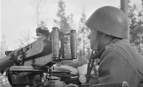Финский солдат с пулеметом «Максим» у карельской деревни Рукаярви. 6 апреля 1943 г.