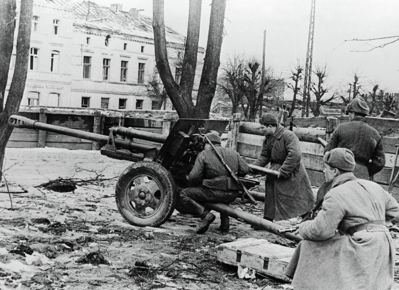 Расчет советской 76-мм пушки ЗиС-3 ведет огонь по противнику в Данциге. 20 марта 1945 г. 