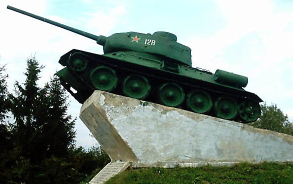 п. Холм-Жирковский. Памятник- танк Т-34, установленный в честь советских воинов.