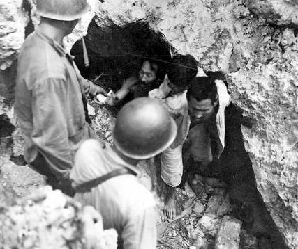 Морские пехотинцы берут японских солдат в плен на острове Тиниан. 1944 г. 