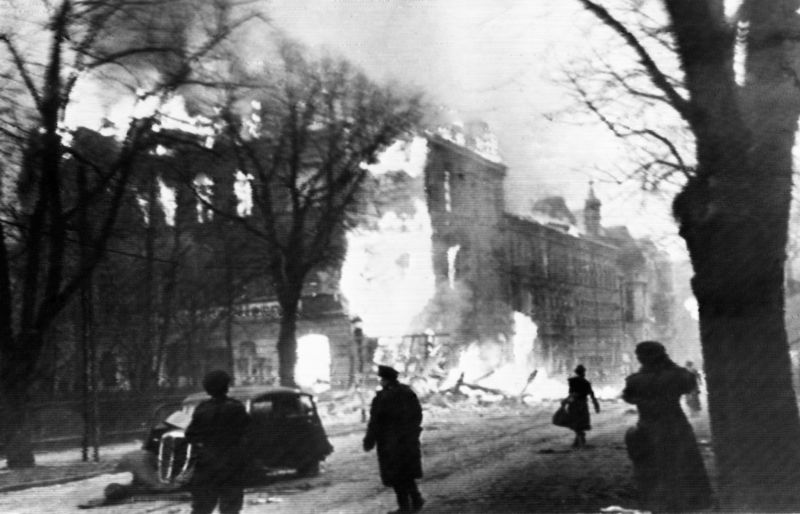 Горящее здание на улице города Данциг во время бое за город. Март 1945 г