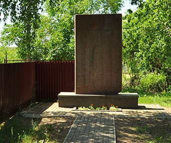 п. Холм-Жирковский. Памятник на братской могиле советских воинов.