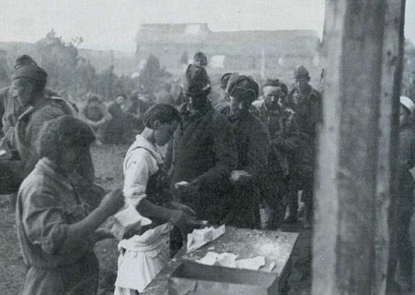 Раздача пищи советским военнопленным. 1942 г. 