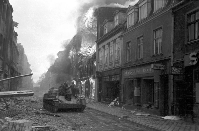САУ СУ-76М прокладывает дорогу бойцам штурмовых групп на улице горящего Данцига. Март 1945 г. 