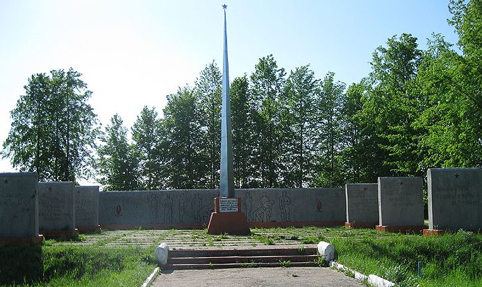 д. Понизовье Руднянского р-на. Памятник, установленный в 1982 году в честь земляков, погибших в годы войны. 