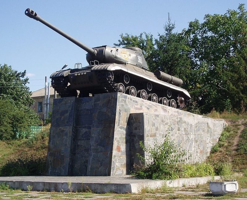 г. Гребенка. Памятный знак воинам 10 танкового корпуса, установленный в 1988 году на углу улиц Мира и Октябрьской.