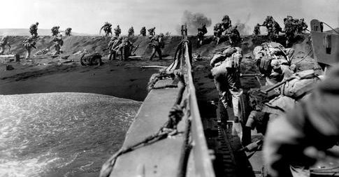 Морские пехотинцы штурмуют берег Иводзимы. 19 февраля 1945 г.