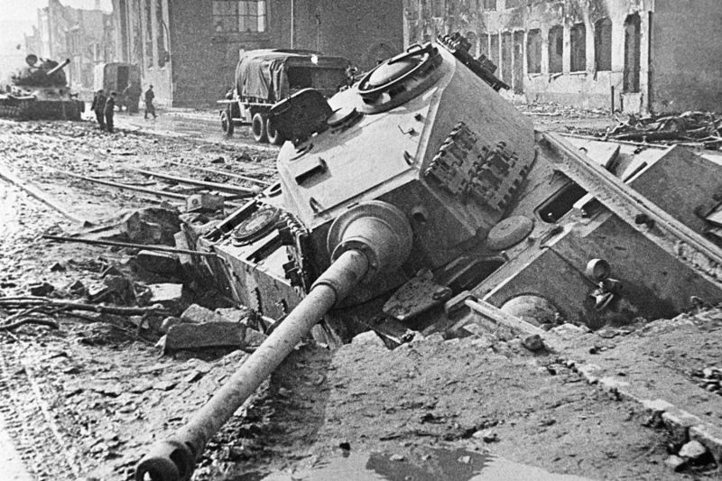 Немецкий танк «Тигр» II, провалившийся в воронку от авиабомбы на улице Данцига. Март 1945 г.