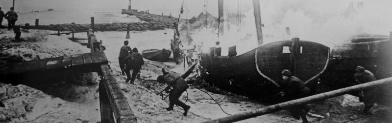 Красноармейцы на берегу Данцигского залива во время наступления на Сопот. Март 1945 г.