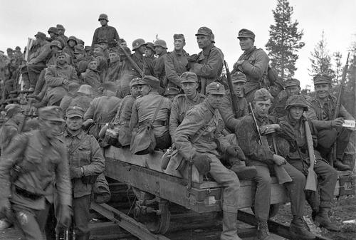 Финские и немецкие солдаты Ваффен-СС на узкоколейной железной дороге в Киестинки. 22 августа 1943 г.