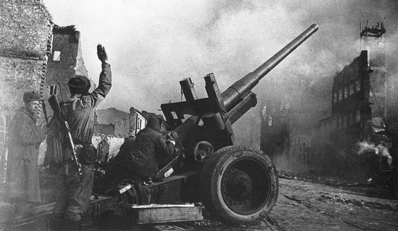 Расчет советской 122-мм пушки на одной из улиц Данцига. Март 1945 г.