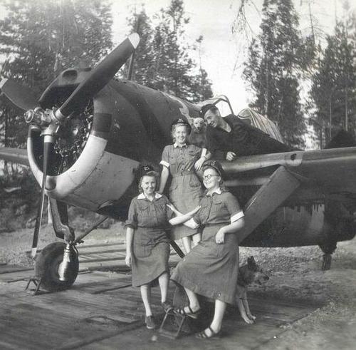 Служащие «Лота Свярд» на аэродроме. 1943 г. 