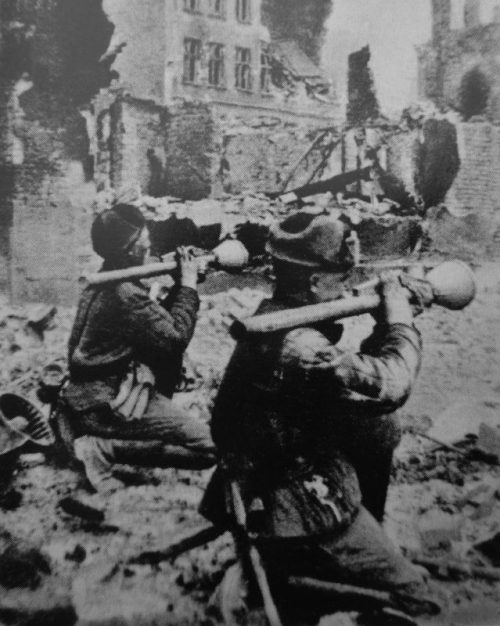 Красноармейцы с немецкими гранатометами «Панцерфауст» на улице Данцига. Март 1945 г.