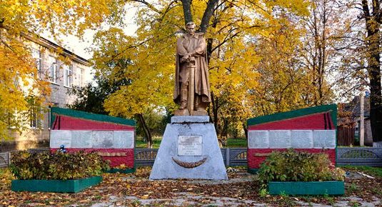  с. Майорщина Гребенковского р-на. Памятник, установленный в 1957 году на братской могиле советских воинов и памятный знак павшим воинам-землякам.