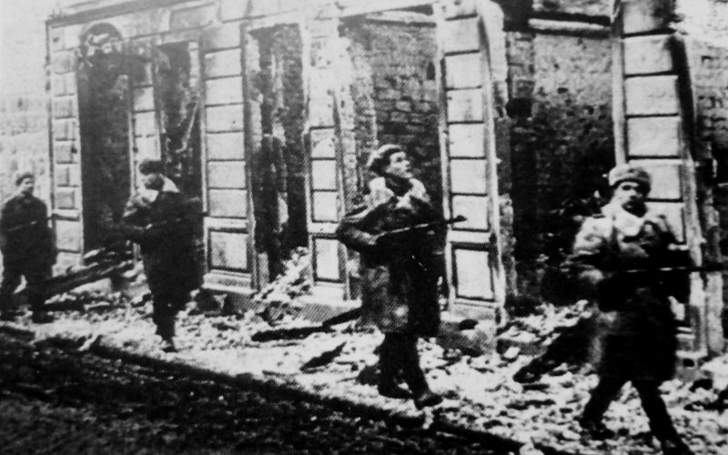 Автоматчики Красной Армии на улице взятого Данцига. Март 1945 г. 