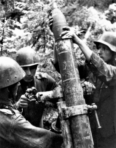 Финские солдаты ведут огонь из захваченного советского 120-мм миномета. 1943 г.