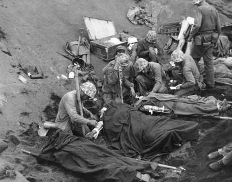 Раненные на Иводзиме. 21 февраля 1945 г.
