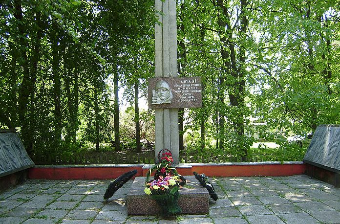 д. Петровичи Шумячского р-на. Братская могила советских воинов, погибших в годы войны. 