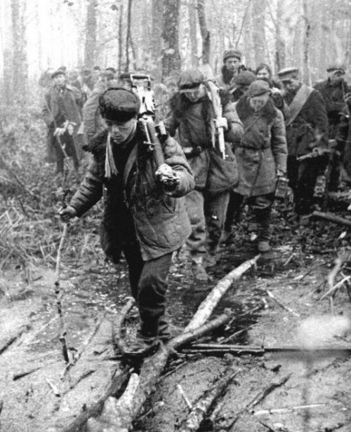 Пинские партизаны на марше. 1943 г.