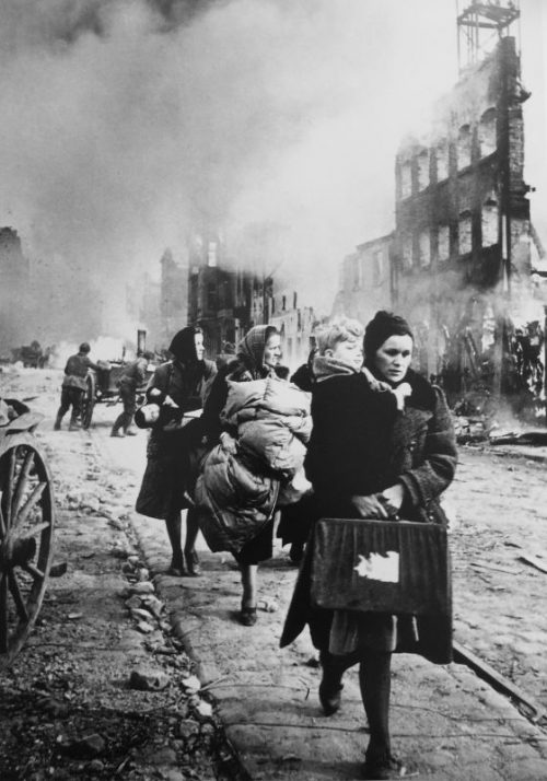 Жители покидают горящий Данциг, взятый частями Красной Армии. Март 1945 г.