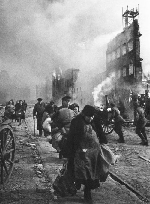 Жители покидают горящий Данциг, взятый частями Красной Армии. Март 1945 г.