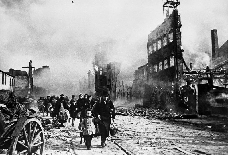 Жители покидают горящий Данциг, взятый частями Красной Армии. Март 1945 г. 