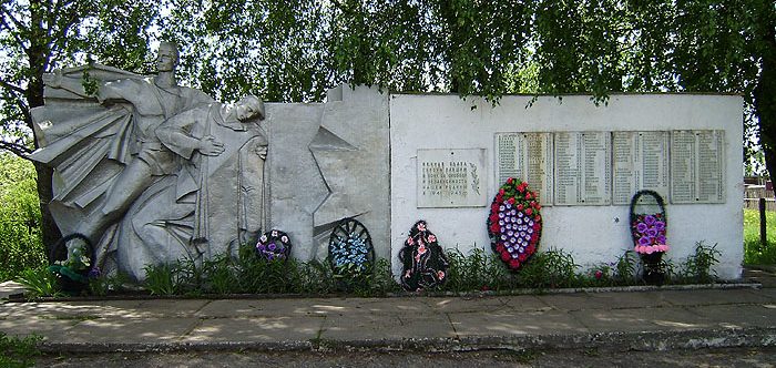 д. Снегиревка Шумячского р-на. Мемориальный комплекс в честь земляков, погибших в годы войны.