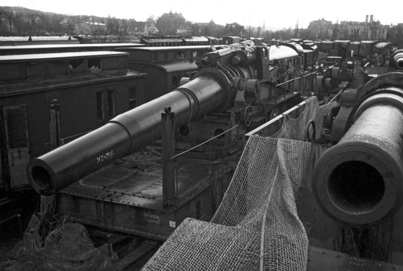 Немецкие железнодорожные орудия, захваченные частями РККА в районе Данцига. Апрель 1945 г.