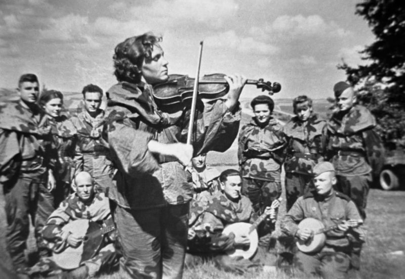 Санинструктор Антонина Магданская со скрипкой. 2-й Украинский фронт.