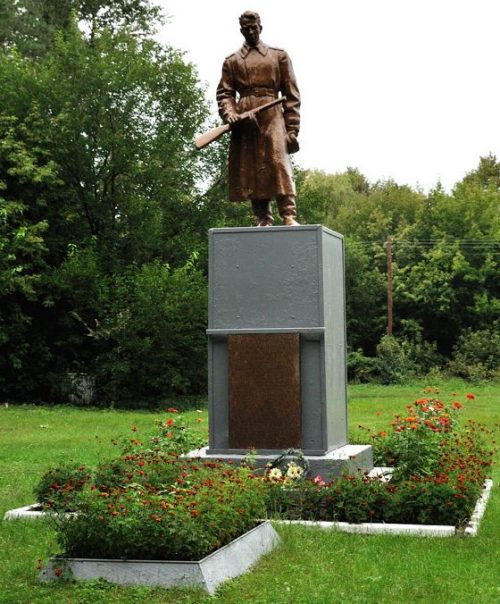 с. Ульяновка Гребенковского р-на. Памятник, установленный в 1957 году погибшим воинам-землякам. Скульптор - А. Савельев.