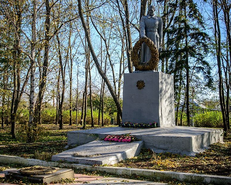 с. Большие Будища Диканьского р-на. Памятник погибшим землякам, установленный в 1957 году. 